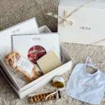 Caja gourmet especial recién mamá con babero bordado - 2