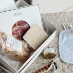 Caja gourmet especial recién mamá con babero bordado - 1