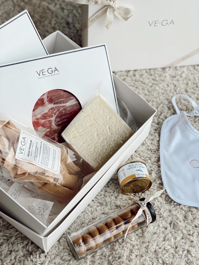 Caja gourmet especial recién mamá con babero bordado