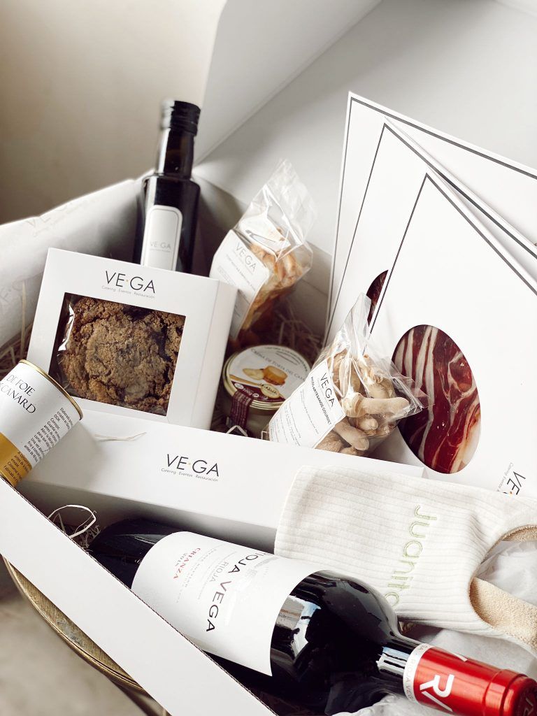 Caja nuevos padres con babero bordado