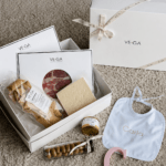 Caja gourmet especial recién mamá con babero bordado y letra inicial - 1
