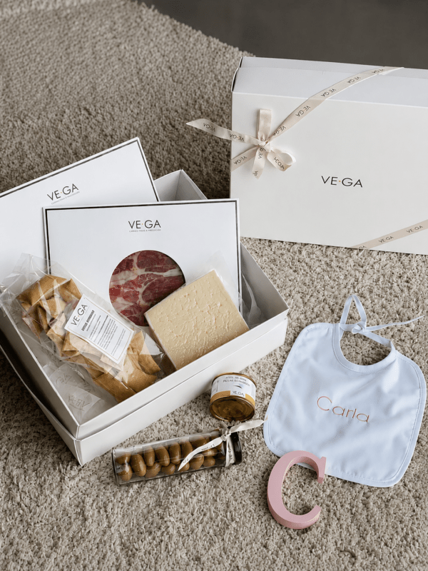 Caja gourmet especial recién mamá con babero bordado y letra inicial