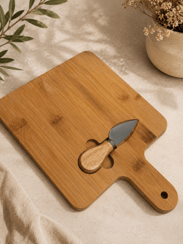 Tabla de cortar bambú con cuchillo brie