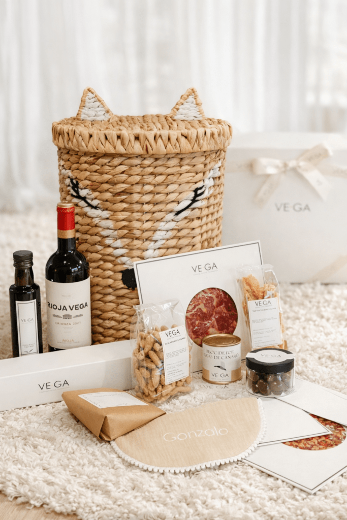 Cesta zorro recién mamá con babero bordado