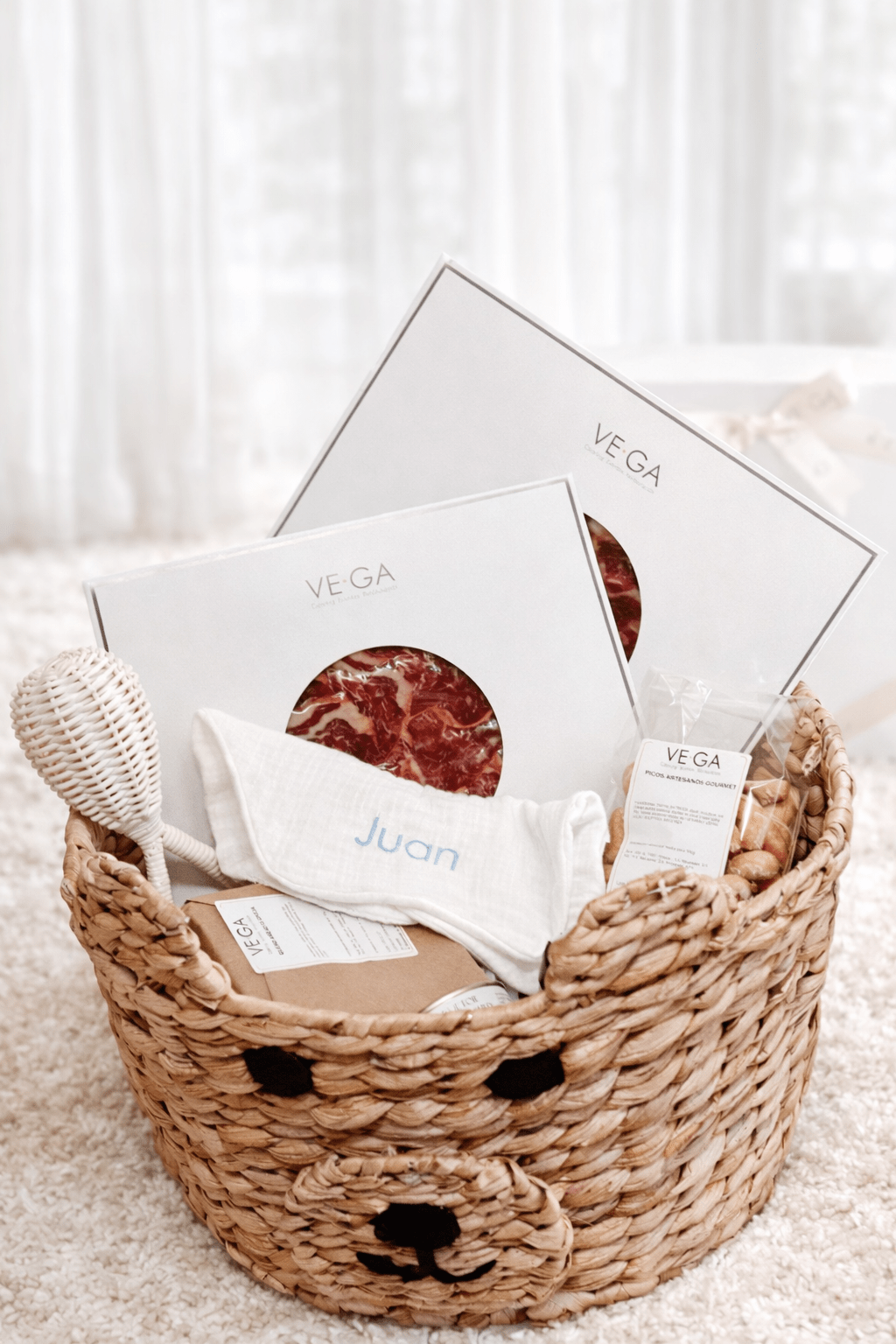 Cesta oso recién mamá con babero bordado A