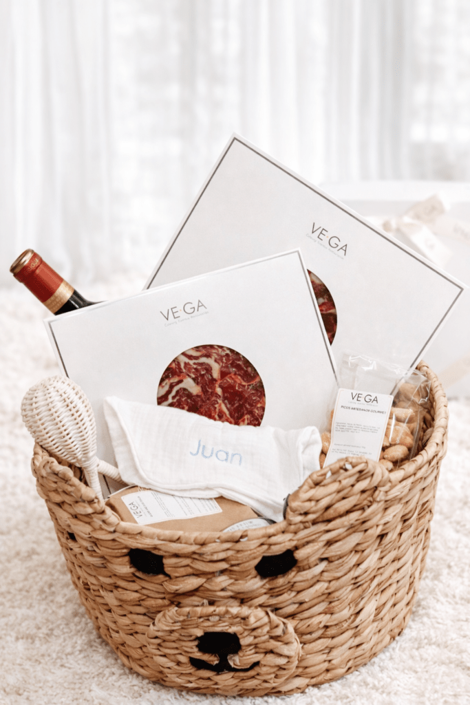 Cesta oso recién mamá con babero bordado B