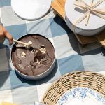 Tarta de galletas en lata con martillo - 1