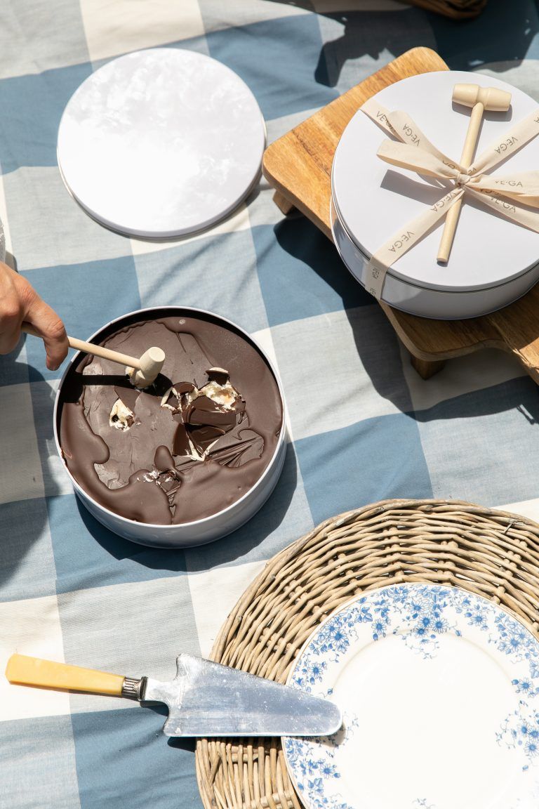 Tarta de galletas en lata con martillo