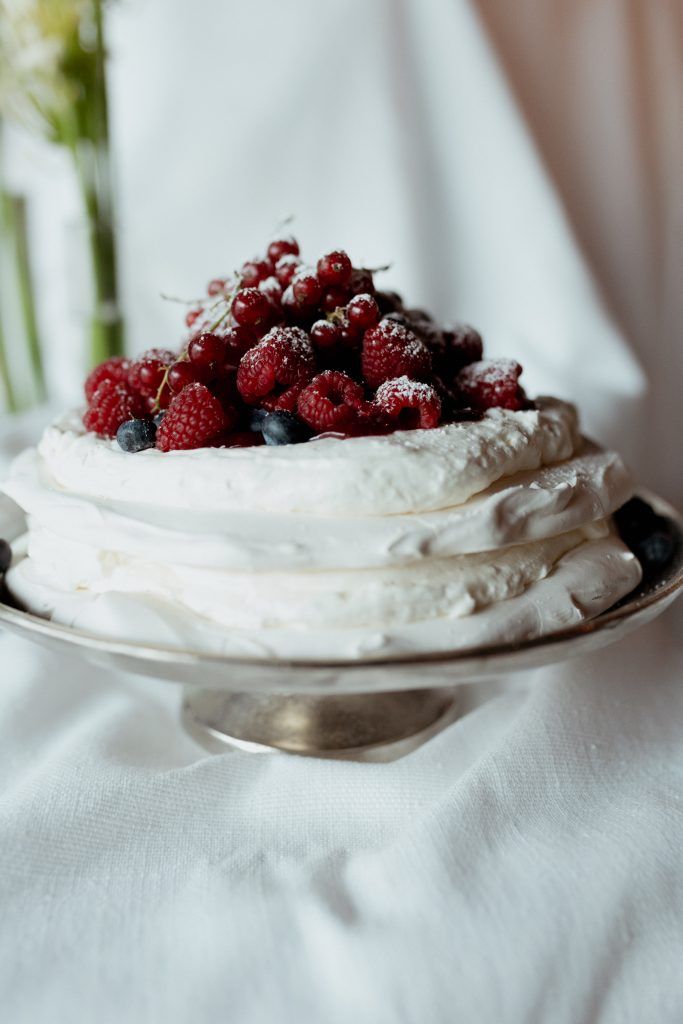 Tarta pavlova con frutos rojos