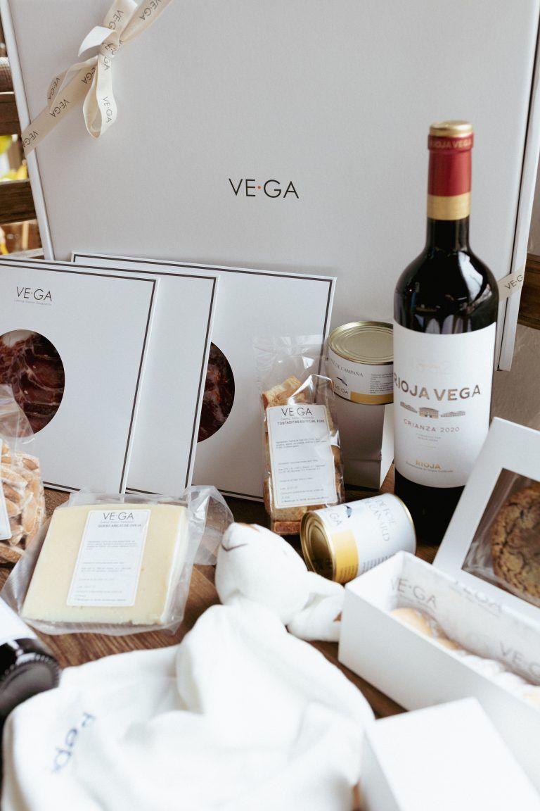 Caja nuevos padres con dou dou bordado nombre