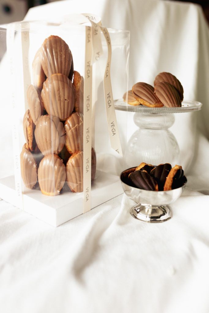 Torre de madeleine de chocolate blanco