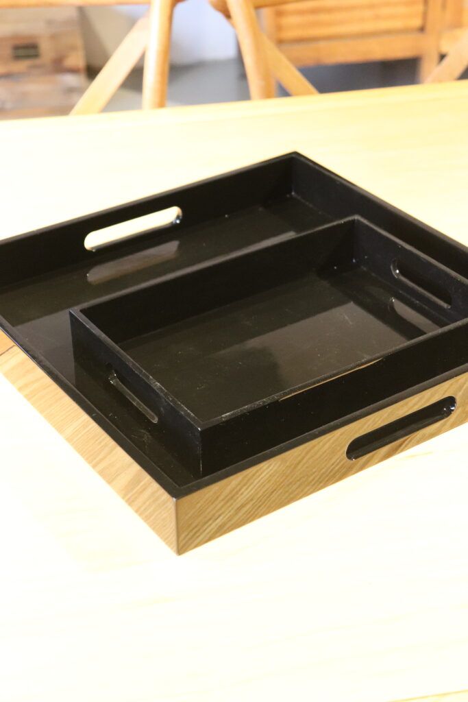 Bandeja negra rectangular