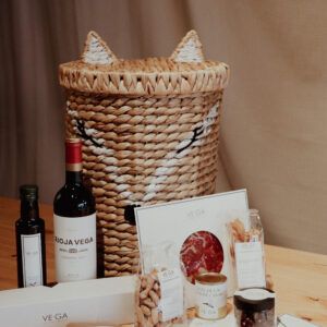 Cesta zorro recién mamá con babero bordado