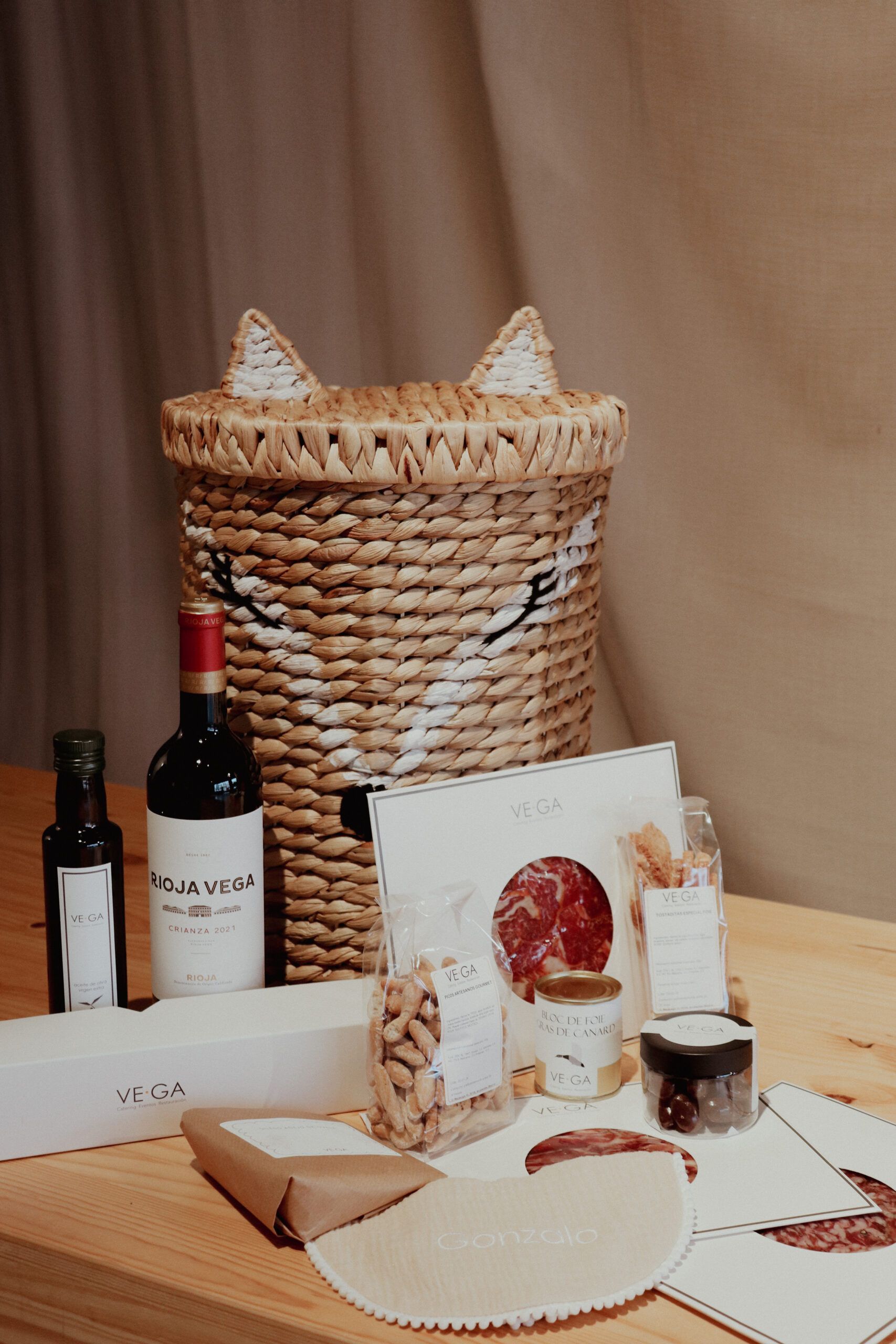 Cesta zorro recién mamá con babero bordado