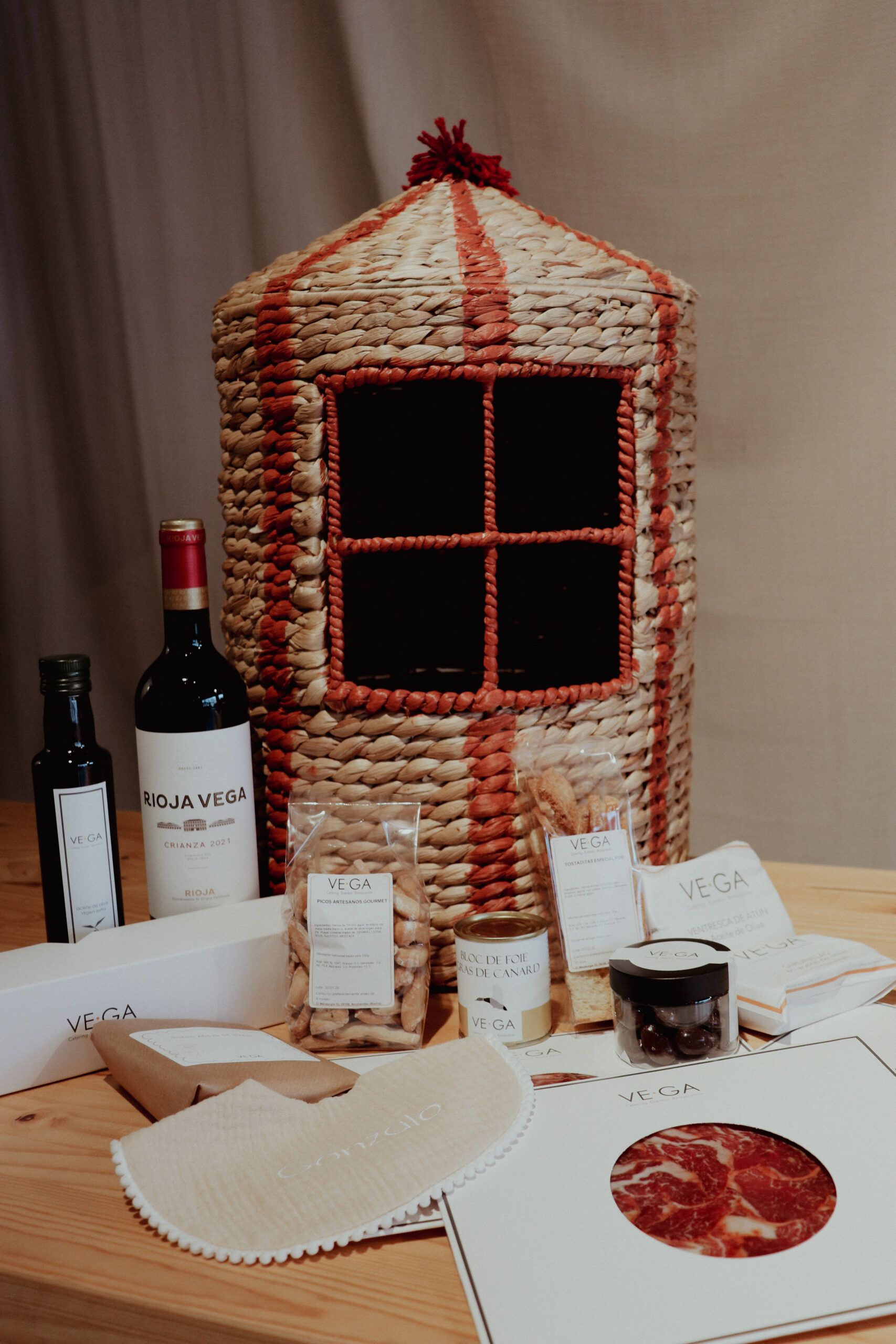 Cesta circo recién mamá con babero bordado