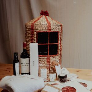 Cesta circo recién mamá con capita toalla y babero bordado