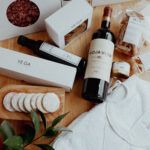 Caja gourmet recién mamá con toalla y babero bordado - 1