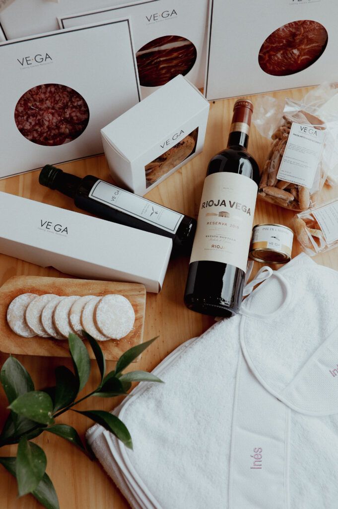 Caja gourmet recién mamá con toalla y babero bordado