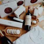 Caja gourmet recién mamá con toalla y babero bordado y champagne - 1