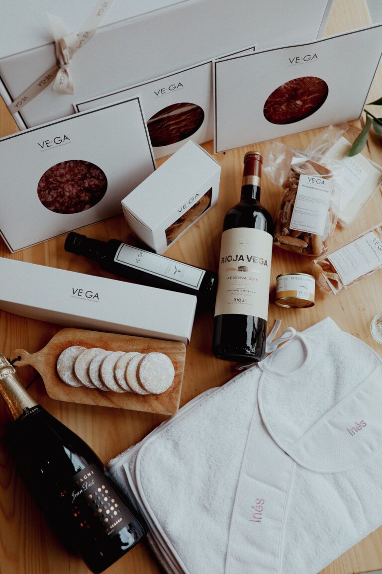 Caja gourmet recién mamá con toalla y babero bordado y champagne