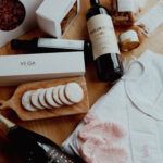 Caja gourmet recién mamá con toalla y babero bordado, patucos y champagne - 2