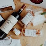 Caja gourmet recién mamá con toalla y babero bordado y champagne - 2