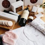 Caja gourmet recién mamá con toalla y babero bordado, patucos, muselina y champagne - 1