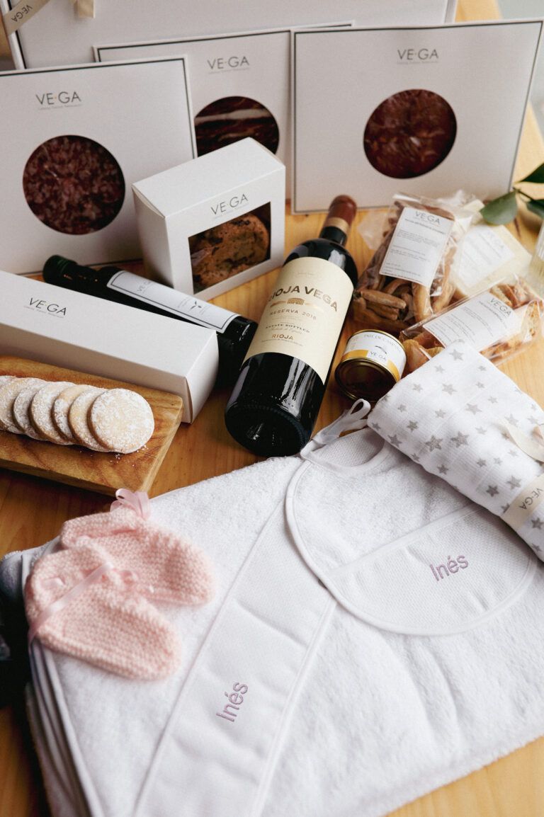 Caja gourmet recién mamá con toalla y babero bordado, patucos, muselina y champagne