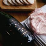 Caja gourmet recién mamá con toalla y babero bordado, patucos y champagne - 1