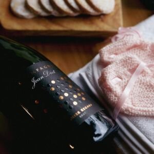 Caja gourmet recién mamá con toalla y babero bordado, patucos y champagne