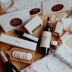 Caja gourmet recién mamá con toalla y babero bordado, patucos, muselina y champagne - 2