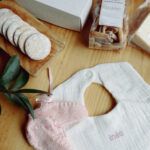 Bolsa caja regalo patucos y babero bordado - 1