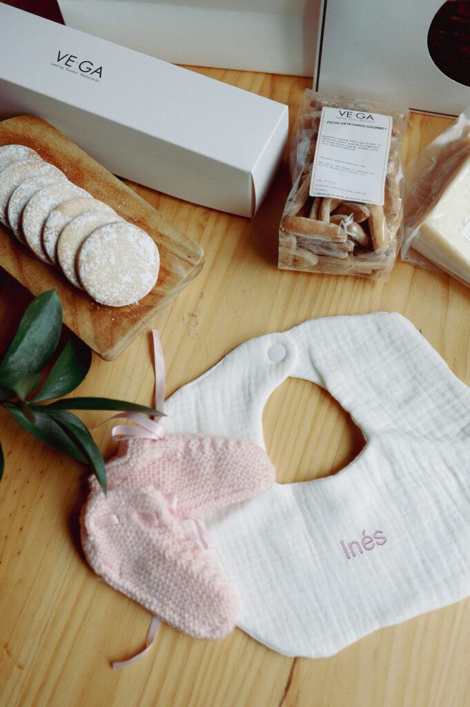 Bolsa caja regalo patucos y babero bordado