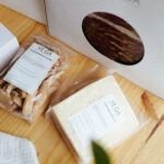 Bolsa caja regalo patucos y babero bordado - 4