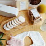 Bolsa caja regalo patucos y babero bordado - 3